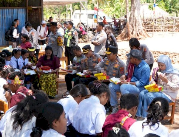 Resmikan Revitalisasi SMPTK Imanuel Tuapakas, Kapolda NTT Ajak Siswa Makan Bersama Penuh Kehangatan