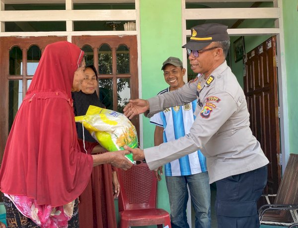 Polres Ende Polda NTT Terus Bergerak Salurkan Bantuan Bansos untuk Warga Terdampak Gempa