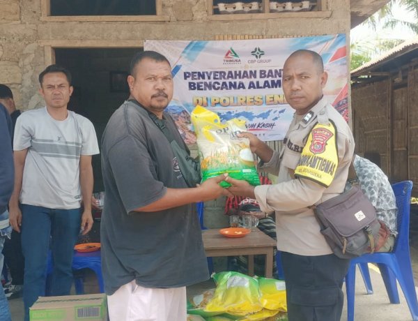 Wujud Kepedulian, Polres Ende Polda NTT Salurkan Bantuan Kemanusiaan untuk Warga Kampung Tokoropi Kelurahan Roworena