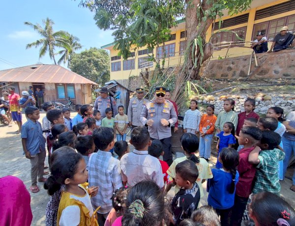 Tembus Gelombang Laut, Kapolres Ende Salurkan Bansos hingga Layanan Kesehatan untuk Warga Desa Nila