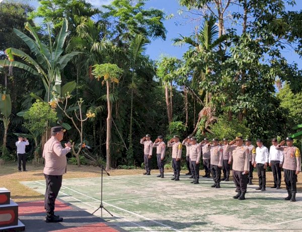 Pimpin Langsung Apel Pagi di Polsek Ndona, Kapolres Ende Berikan Motivasi Hingga Fasilitas Pangkas Rambut Gratis untuk Anggota