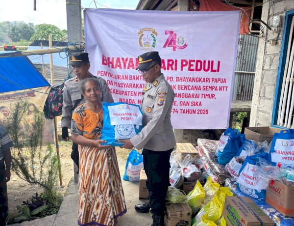 Bhayangkari Polda Papua Salurkan Bantuan Sosial untuk Warga Terdampak Gempa Flores di Ende