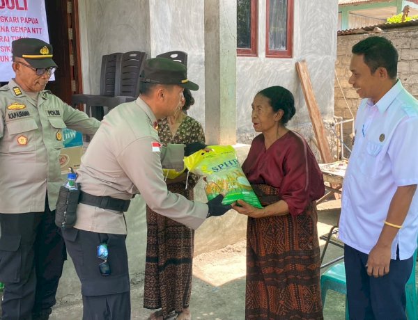 Bhayangkari Polda Papua Gandeng Polres Ende Berikan Bansos Bagi Korban Gempa Flores di Kelurahan Onekore