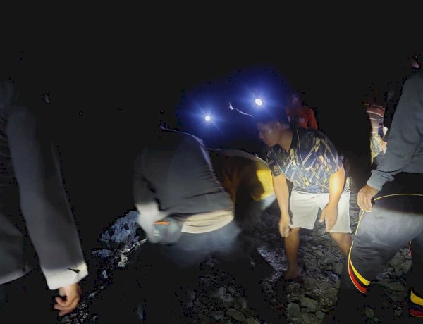 Aksi Cepat Polsek Nangapanda dan Warga, Gotong Royong Bersihkan Longsor yang Lumpuhkan Jalur Ende–Bajawa