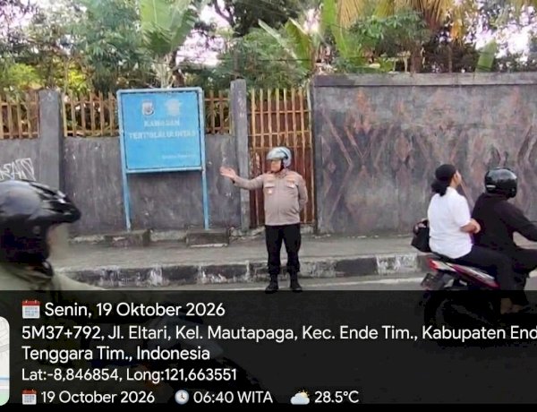 Wujud Nyata Polisi Hadir di Tengah Masyarakat, Kapolres Ende Turun Langsung Atur Lalu Lintas di Jalan Raya