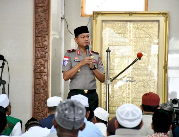 Jumat Keliling Wakapolda NTT: Sholat Berjemaah, Sampaikan Pesan Kamtibmas dan Sambangi Pelajar