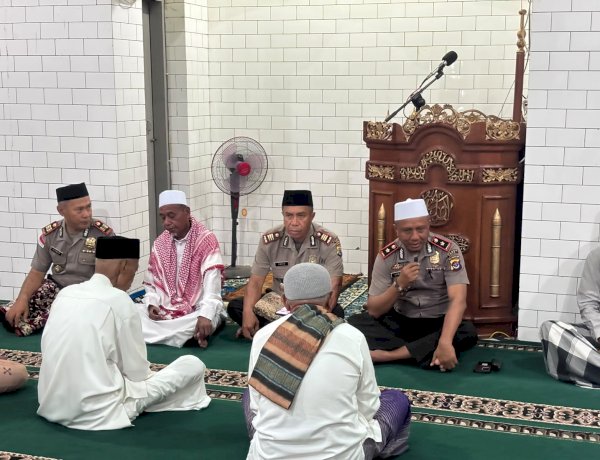 Dengarkan Curhat Warga Soal Miras Hingga Judol, Polres Ende Gelar Subuh Keliling di Masjid Jami Nur Al-Shidiq Saraboro