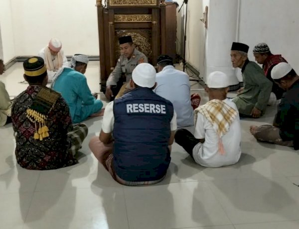 Pererat Silaturahmi dan Jaga Kamtibmas bersama, Polsek Maurole Gelar Subuh Keliling di Masjid Nurullah