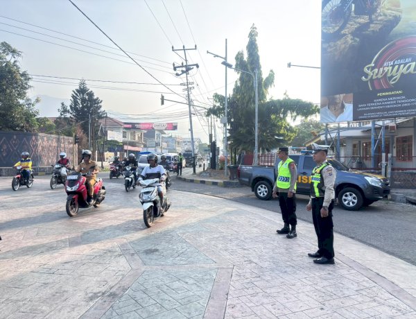 Wujud Pelayanan Prima,  Wakapolres Ende Polda NTT Turun Langsung Pimpin Pengaturan Lalu Lintas Pagi Hari