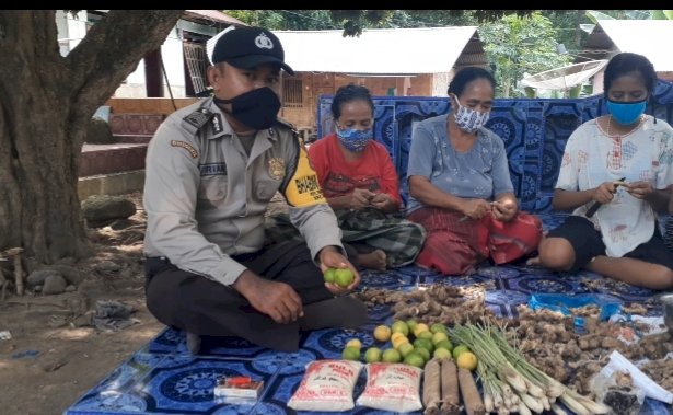 Bhabinkamtibmas Polsek  Ende  Ajarkan Warga Buat Minuman Herbal Demi Tangkal Virus Corona