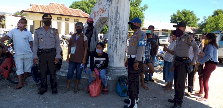 Cegah Covid 19, Polsek Maurole Himbau Masyarakat Pakai Masker.