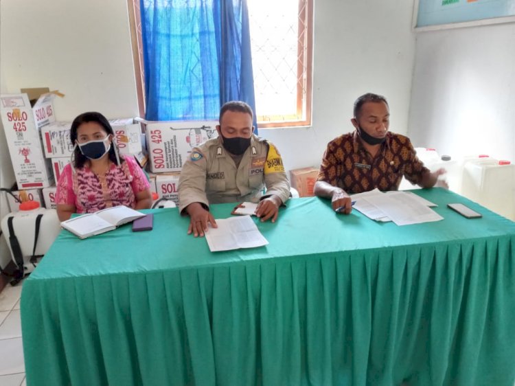 Bhabinkamtibmas Polsek Ndona Hadiri Rapat Verifikasi Bantuan Sosial Di Kelurahan Lokoboko