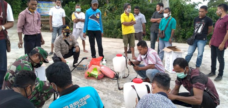 Antisipasi Penyebaran Virus Covid 19, Polsek Ende Kembali Lakukan Penyemprotan Disenfektan Di Rumah Warga