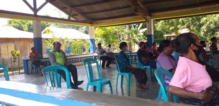 Personil Polsek Maurole Lakukan Pengamanan Pembagian Bantuan Langsung Tunai