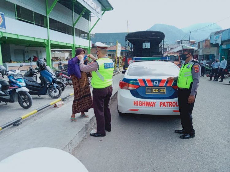 Sambut Hari Bhayangkara Ke-74, Satlantas Polres Ende Bagi Masker Gratis Kepada Pengendara