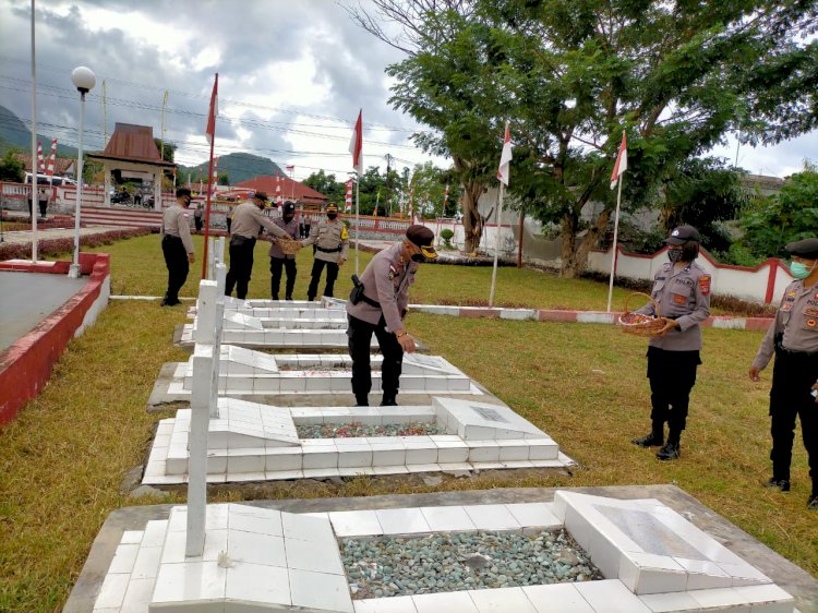 Peringati Hari Bhayangkara ke-74, Kapolres Ende Pimpin Upacara Ziarah Di Taman Makam Pahlawan Maribhara Ende