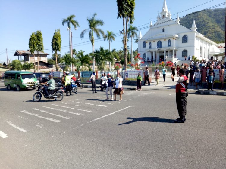 Berikan Rasa Aman Saat Ibadah, Personil Polres Ende Lakukan Pengamanan Gereja