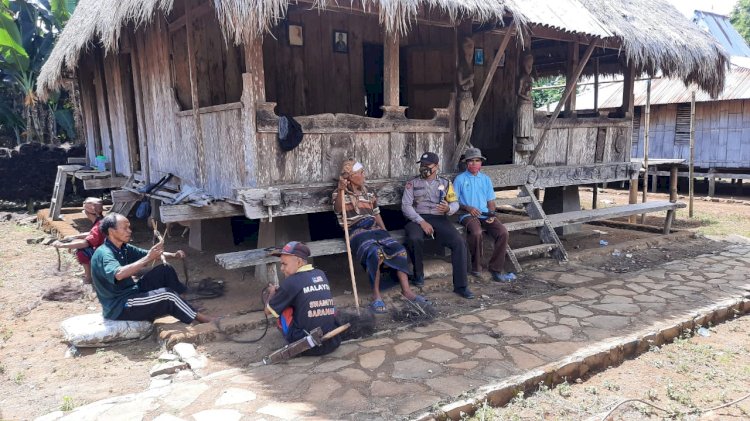 Sambangi Tokoh Adat, Bhabinkamtibmas Polsek Maurole Sampaikan Pesan Kamtibmas