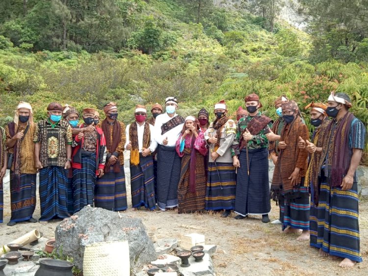 Kapolres Ende Hadiri Upacara  PATI KA DU'A BAPU ATA MATA Di Taman Nasional Kelimutu