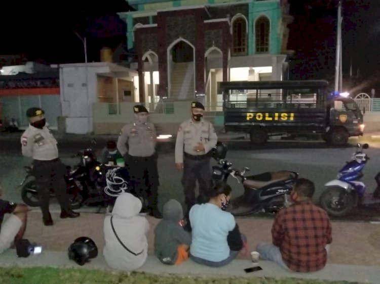 Sat Sabhara Polres Ende Berikan Himbauan Protokol Kesehatan Saat Patroli Malam