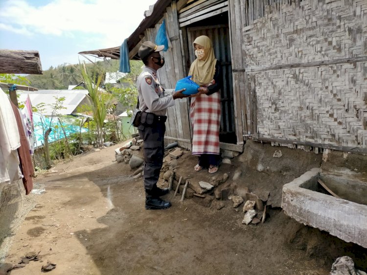 Polsek Pulau Ende Salurkan Bantuan Beras Melalui Baksos Polri