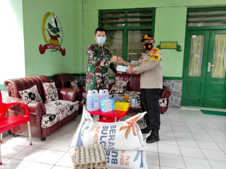 Jalin Solidaritas dan Sinergitas, Kapolres Ende AKBP Albertus Andreana,SIK, memberikan bantuan Ke Makodim 1602 Ende