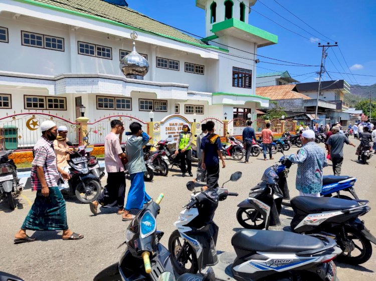 Berikan Rasa Aman, Personil Polres Ende Rutin Laksanakan Pengamanan Sholat Jumat