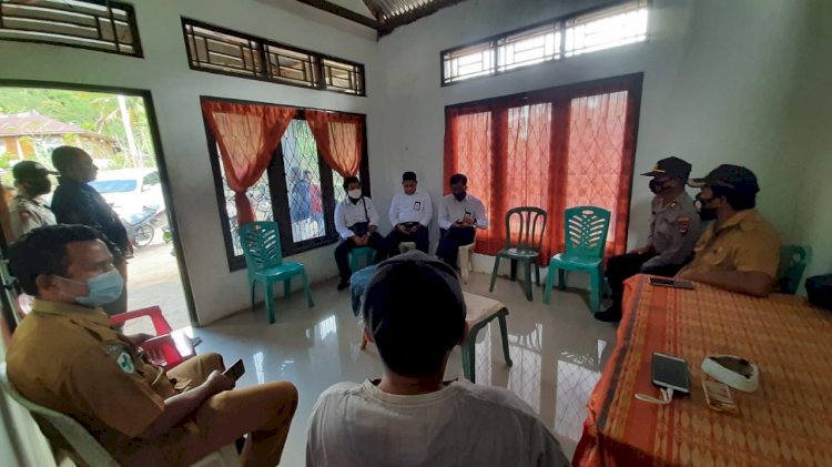 Kapolsek Maurole Melakukan Mediasi Terkait Masalah Pencabutan Kabel Listrik