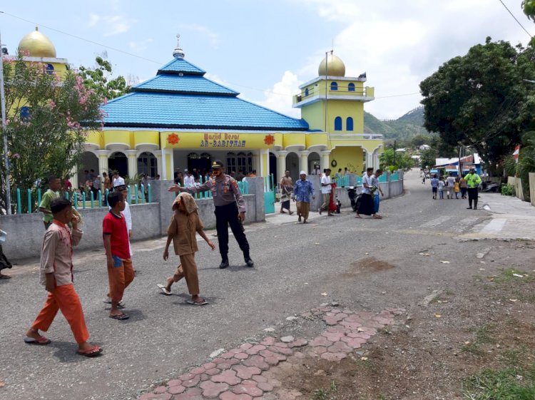 Berikan Rasa Aman Saat Ibadah Sholat Jum’at , Anggota Polres Ende PAM di Masjid