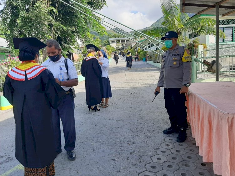 Personil Polsek Ende Melaksanakan Pengamanan Wisuda Sarjana Sekolah Tinggi Pembangunan Masyarakat (STPM) Santa Ursula Tahun 2020