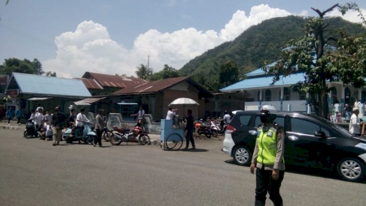 Beri Rasa Aman, Personil Polres Ende Melaksanakan Pengamanan Sholat Jumat