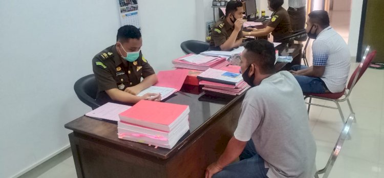 Tahap II, Satreskrim Polres Ende Serahkan Tersangka dan Barang Bukti Ke Kejaksaan Negeri Ende