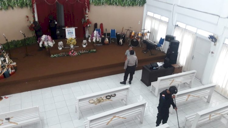 Jelang Malam Misa Natal, Polres Ende Lakukan Sterilisasi Di Gereja