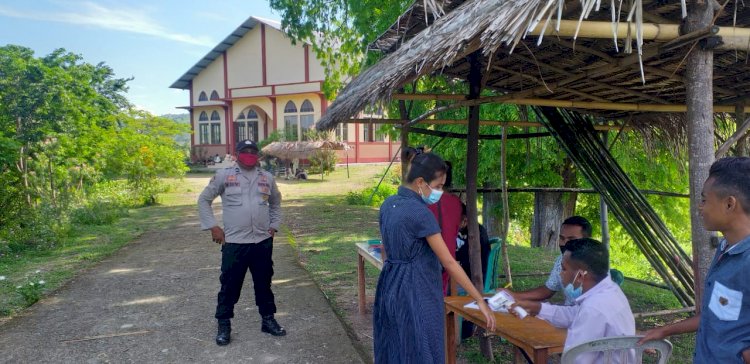 Amankan Ibadah Misa Awal Tahun 2021, Polsek Maurole Sosialisasilkan Prokes di Gereja