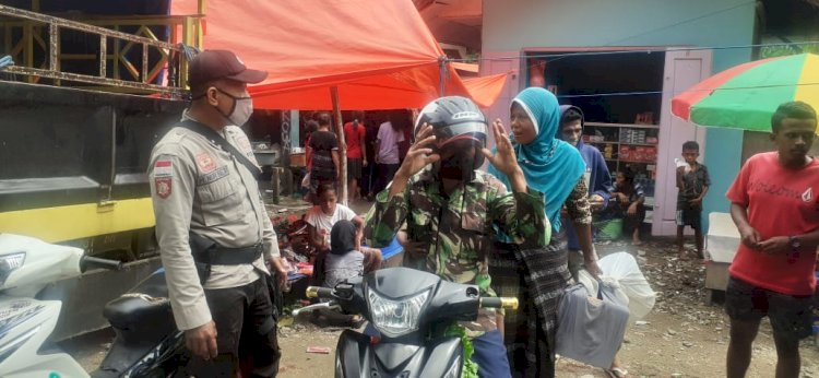 Kanit Binmas Polsek Lio Timur, Berikan Himbauan Prokes 3M Di Pasar Tradisional Watuneso