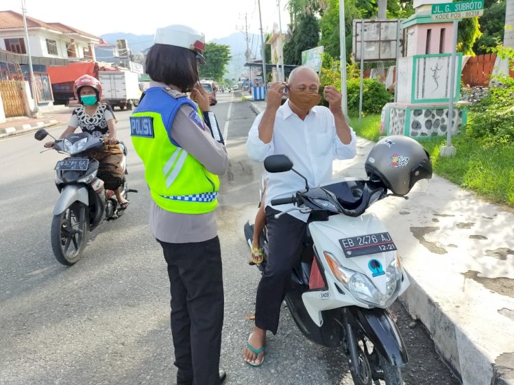 Sambil Gatur Lalin, Personel Satlantas Polres Ende Ajak Masyarakat Disiplin Patuhi Protokol Kesehatan