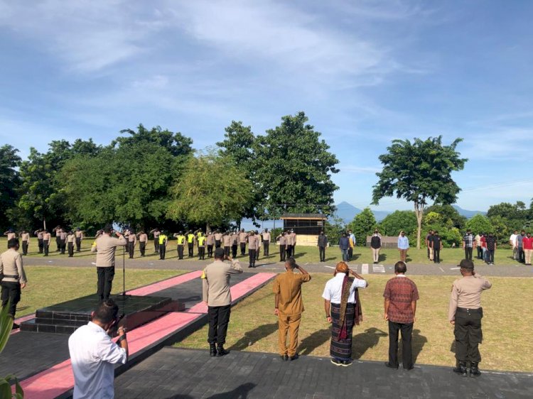 Kapolres Ende Beri Penghargaan Kepada Bhabinkamtibmas, Mosalaki, Kades dan Ketua BPD Desa Aewora kec.Maurole