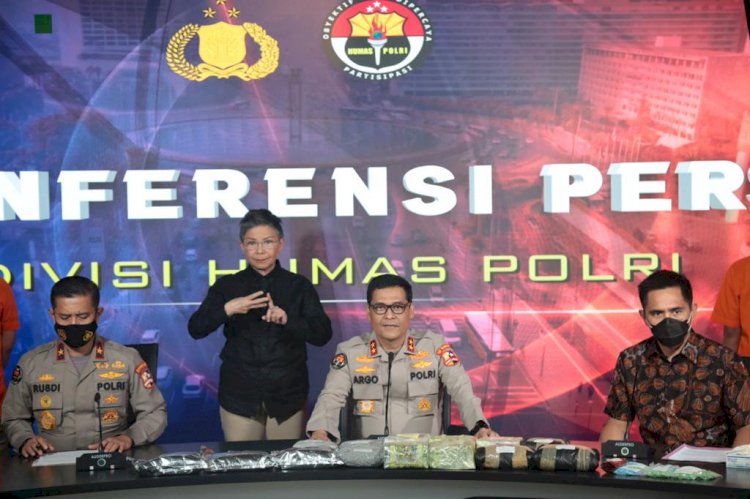 Gelar Konferensi Pers,  Mabes Polri Hadirkan Juru Bicara Isyarat untuk Kaum Difabel