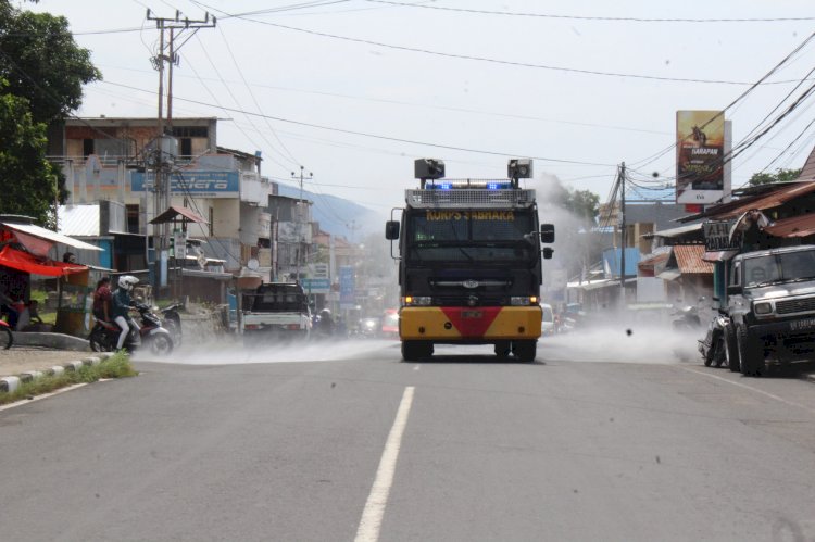 Simak Video, Polres Ende Gandeng Kodim 1602 Ende, Sat. Pol PP Dan BNPB Kab.Ende Dalam Giat  Baksos Pembagian Masker Dan Penyemprotan Disenfektan Di Wilayah Kab.Ende