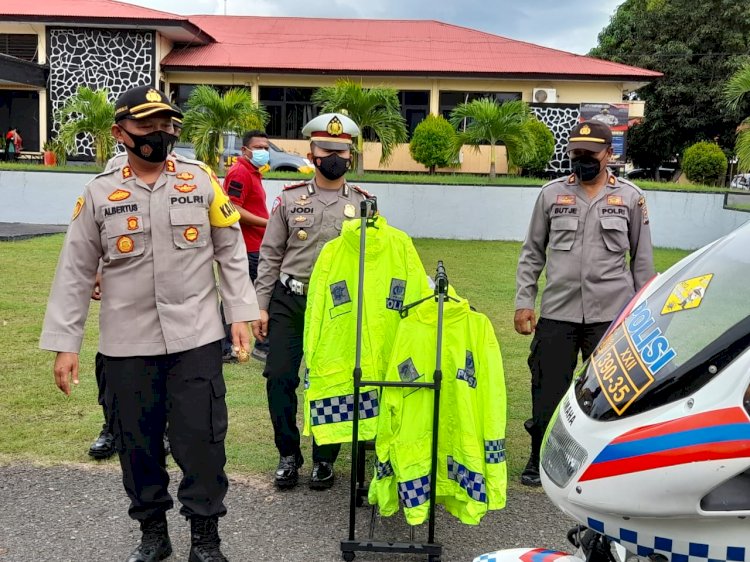 Kapolres Ende Pimpin Apel Kesiapan Pergeseran Dan Kelengkapan Personil Yang BKO Ke Polres Sikka