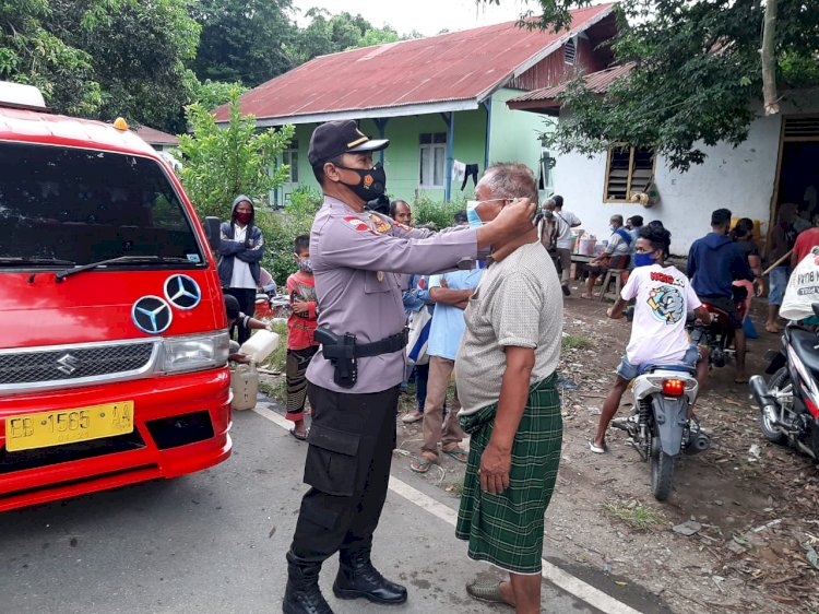 Kapolsek Ende Ajak Pengunjung Pasar Nangaba Wajib pakai Masker Dan Ikuti Protokol Kesehatan