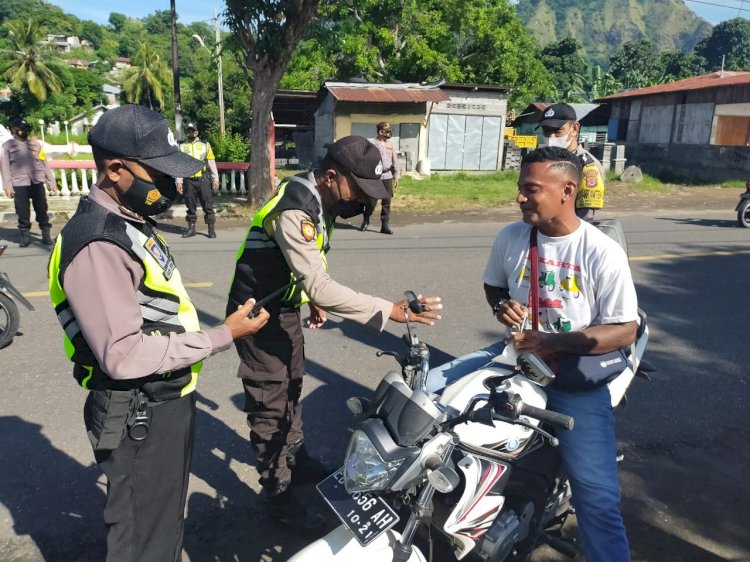 Kapolsek Ende Bersama Jajaranya Giatkan Sosialisasi Dan Operasi Masker Bagi Pengguna Jalan