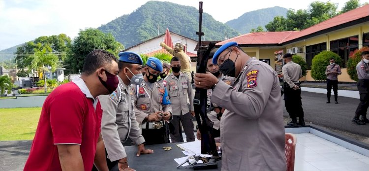 Pastikan Berfungsi Baik, Propam Polres Ende Periksa Senjata Api Anggota Polres Dan Polsek