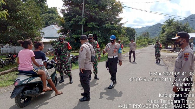 Polsek Maurole Bersama Koramil 1602-04 Maurole melaksanakan Penertiban Masker di Jalan Raya Umum Trans Utara Guna Mencegah Penyebaran Covid 19