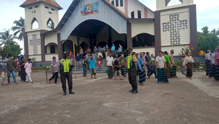 Beri Rasa Aman Saat Ibadah Minggu Palma Personil Polsek Nangapanda Melaksanakan Pengamanan