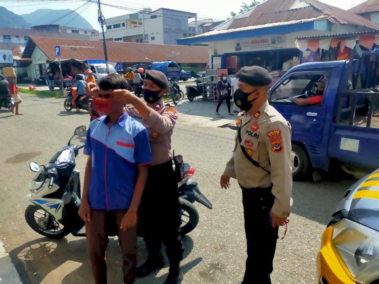 Sat.Sabhara Polres Ende Sosialisasikan PPKM Mikro Saat Patroli Sambang dan Pembagian Masker