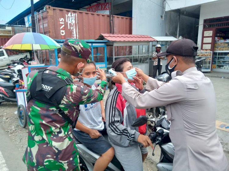 PPKM Berbasis Mikro, Satbinmas Polres Ende Gandeng Koramil Wolowona 01 Bagi Masker Kepada Pengunjung Pasar Dan Pengendara