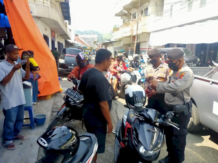 Berlakunya PPKM Berbasis Mikro, Sat Sabhara Polres Ende Laksanakan  Giat Sambang Dan Himbauan Di Pasar Mbongawani