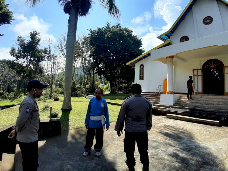 Beri Rasa Aman, Personil Polsek Detusoko Lakukan Pengamanan Misa Pembaruan Imamat Para Imam Di Gereja St. Yosef Detusoko