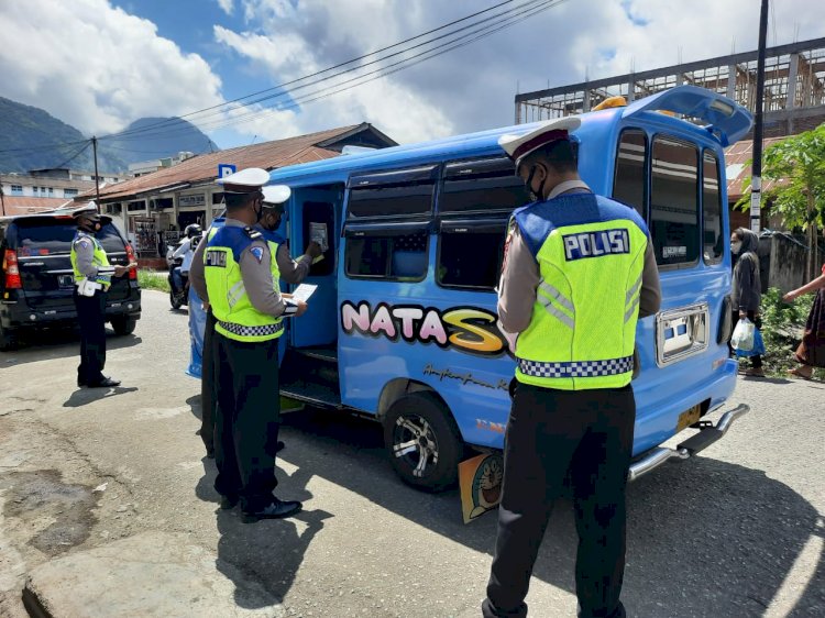 Ops Keselamatan Ranakah 2021, Sat Lantas Polres Ende Laksanakan Himbauan Dan Pasang Stiker Tertib Lalulintas Dan Prokes 5M